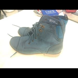 Size 7 1/2 teal boots!